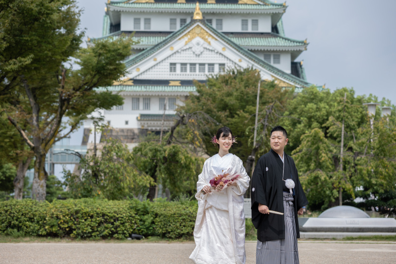 大阪城を背景に