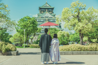 新緑に囲まれた白無垢フォトとクラシカルなドレスフォト