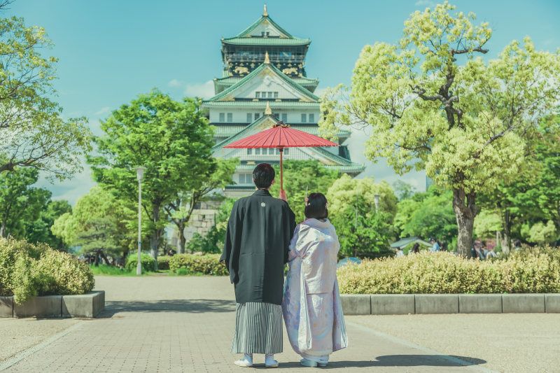 新緑に囲まれた白無垢フォトとクラシカルなドレスフォト