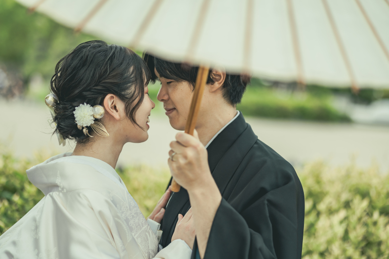 番傘越しのおふたり