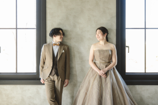 シックなカラードレスでおふたりらしさを