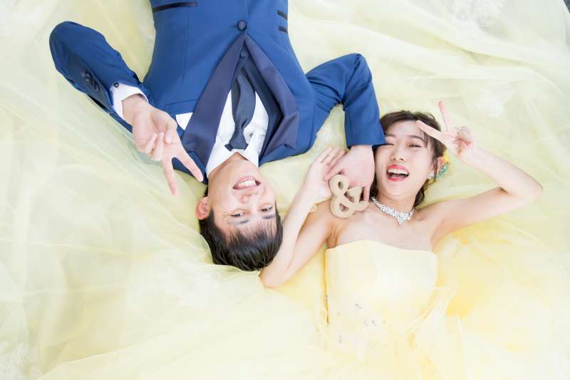 幸せの黄色のドレスに包まれて