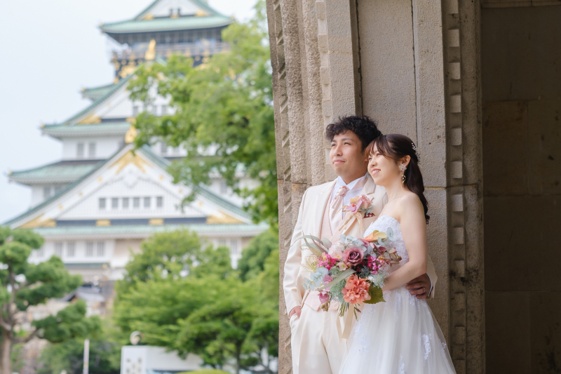 大阪城を背景に