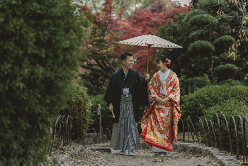 紅葉の公園の中で