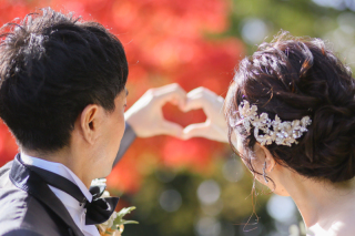 紅葉とウェディングドレス