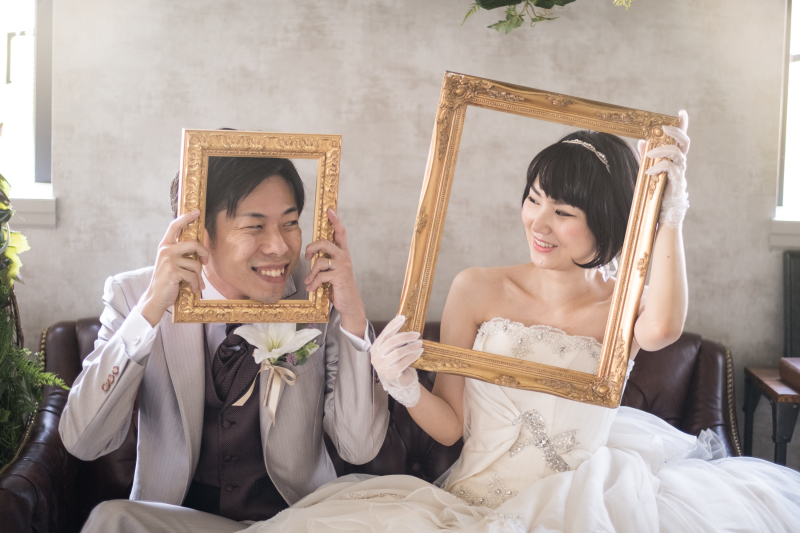 流行りのアイテムでコミカルに/フォトプロップス