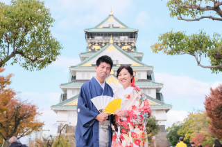 鮮やかな紅葉を背景に