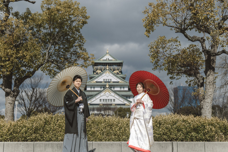 大阪城を背景に