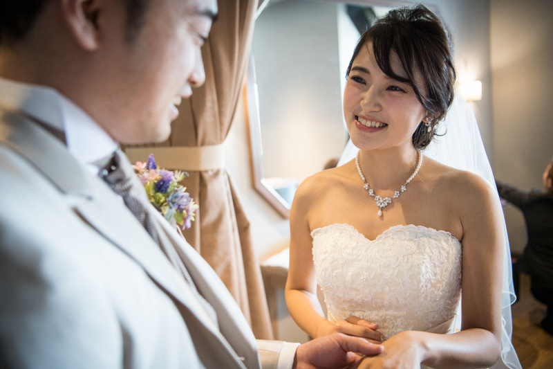 メイクルームでの撮影から1日が始まります