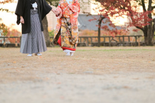 秋の夕陽の下で