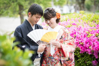 つつじ咲く中で