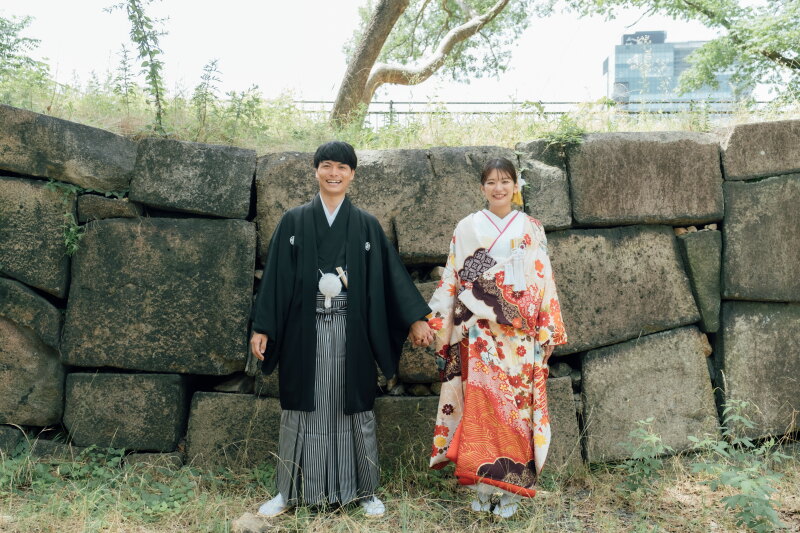 石垣を背景に