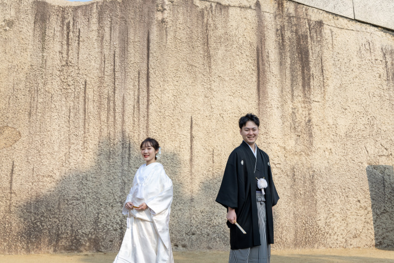 大きな石の前で