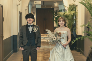 洋装2着　歴史的建造物でのクラシカルな雰囲気のフォト