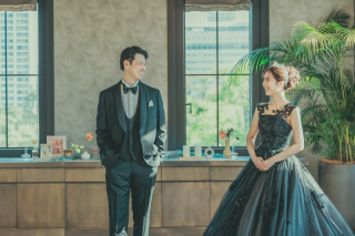 ブラックのカラードレスで