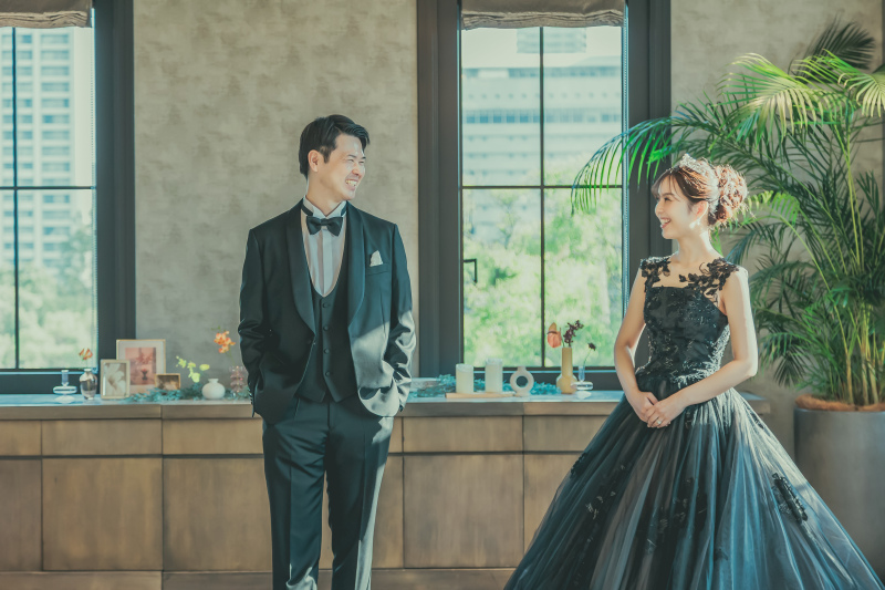 ブラックのカラードレスで