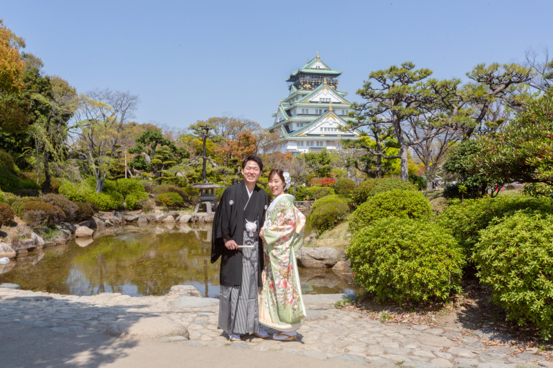 大阪城を背景に