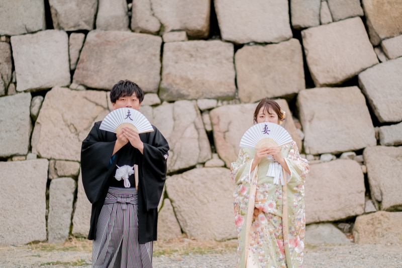 石垣の前で