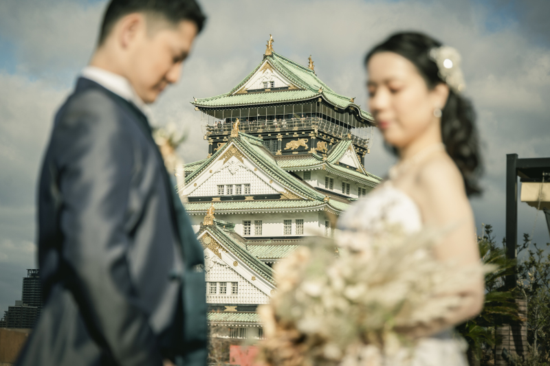 大阪城を背景に