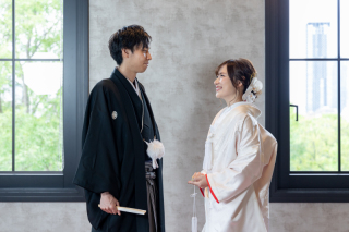 日本の伝統『白無垢』と爽やかなウェディングドレス