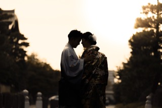 お二人のシルエットを浮かび上がらせる夕暮れの日差しが美しい一枚。