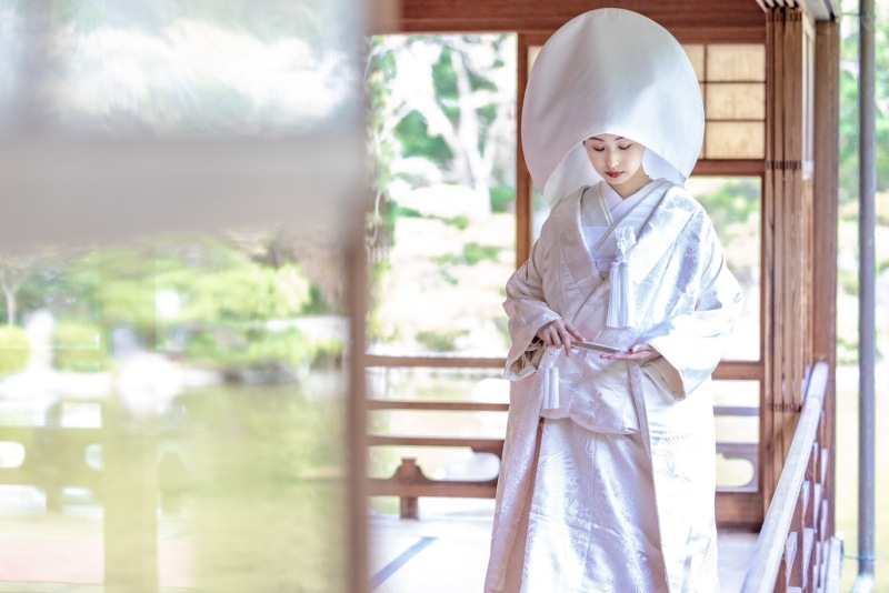 リラックスした柔らかな表情と木漏れ日が美しい一枚です。