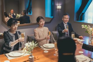 ウェディングフォト&ご両家の親睦を深める顔合わせ会食(ランチ)付プラン ￥282,800&rarr;￥172,800/6名様分の料金です