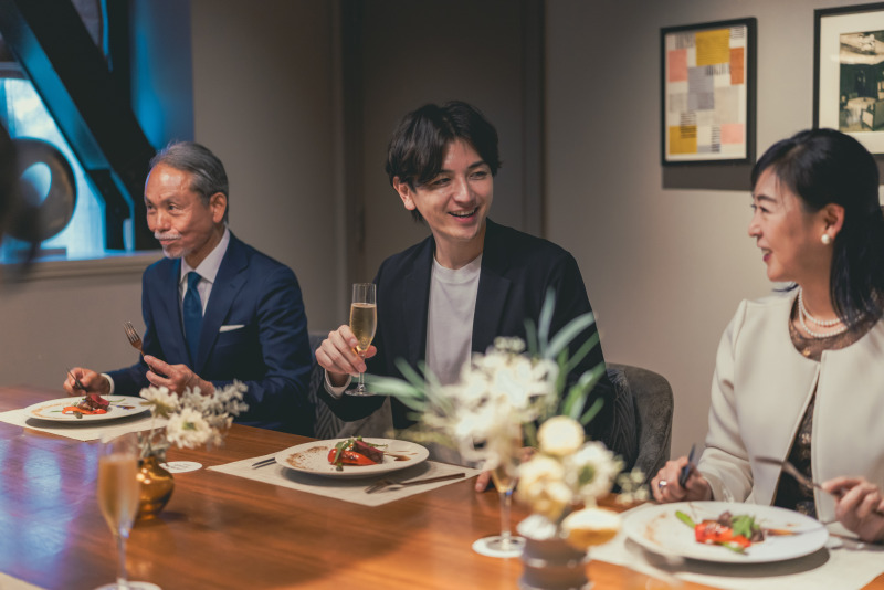 ウェディングフォト&ご両家の親睦を深める顔合わせ会食(ランチ)付プラン ￥282,800&rarr;￥172,800/6名様分の料金です