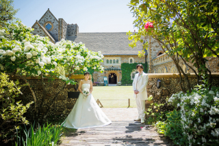 ステンドグラスの優しい光の中で
