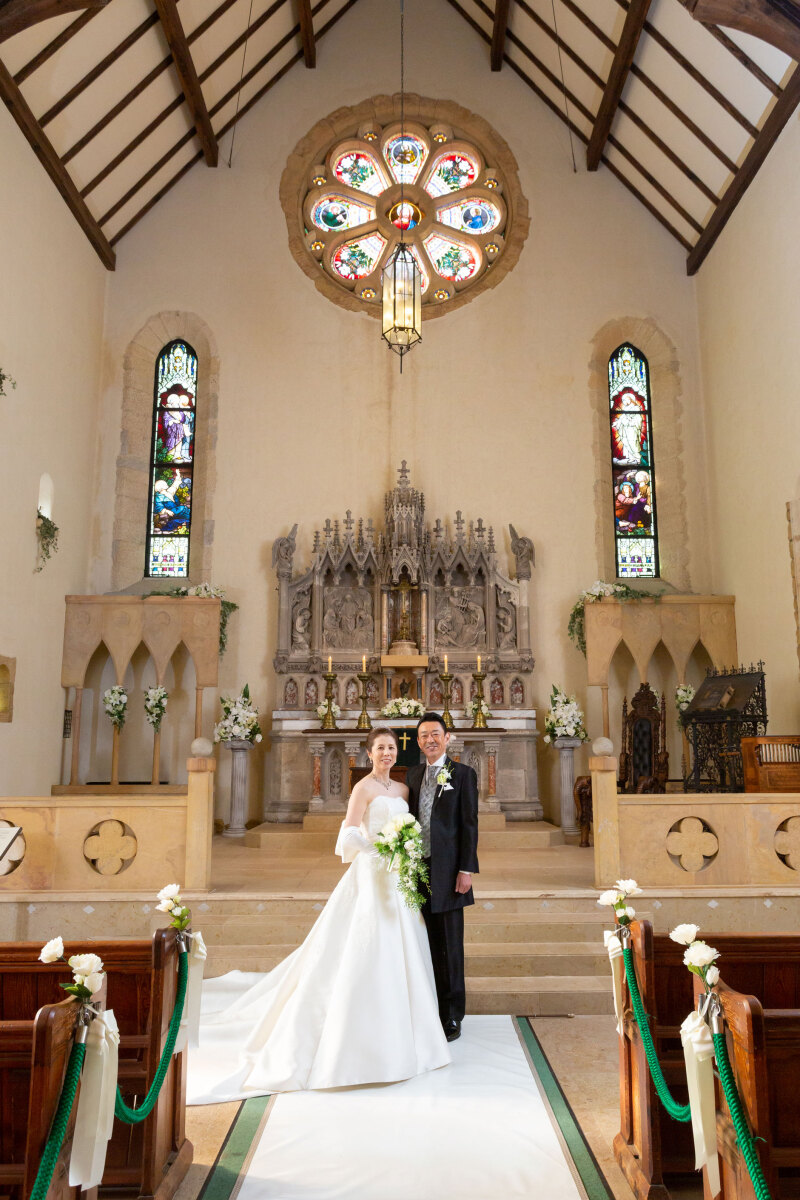 礼拝堂の祭壇前で