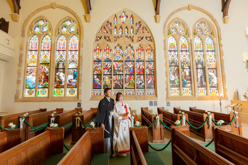 ステンドグラスを背景に