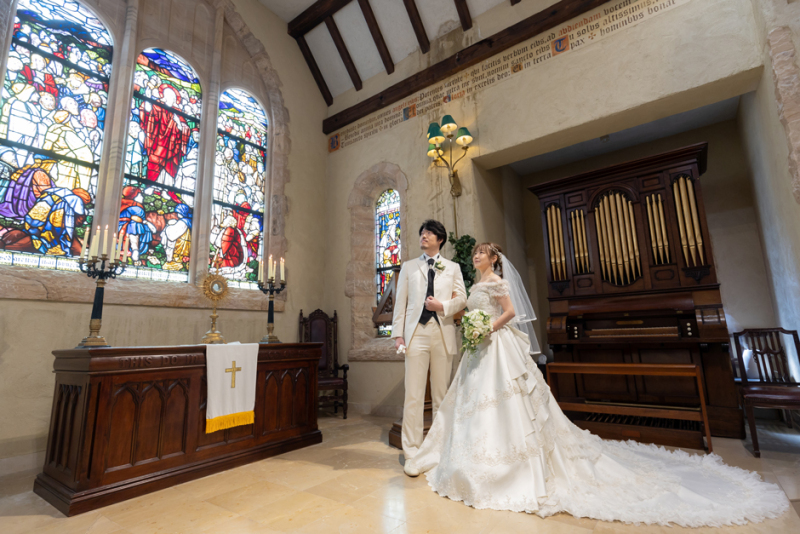 優しい光が彩るステンドグラスの教会で♡