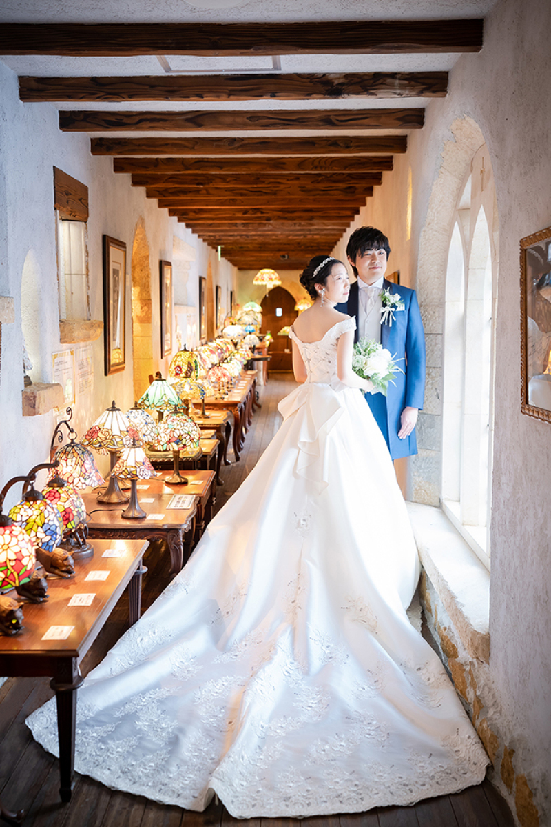 ステンドグラスランプの輝きの中で