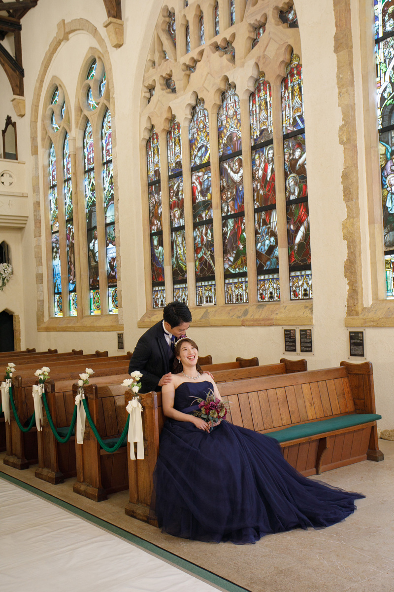 ステンドグラスから差し込む温かな光