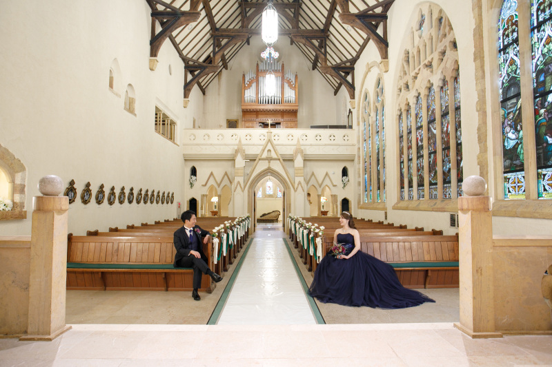 美しいステンドグラスと共に思い出のフォトウェディング