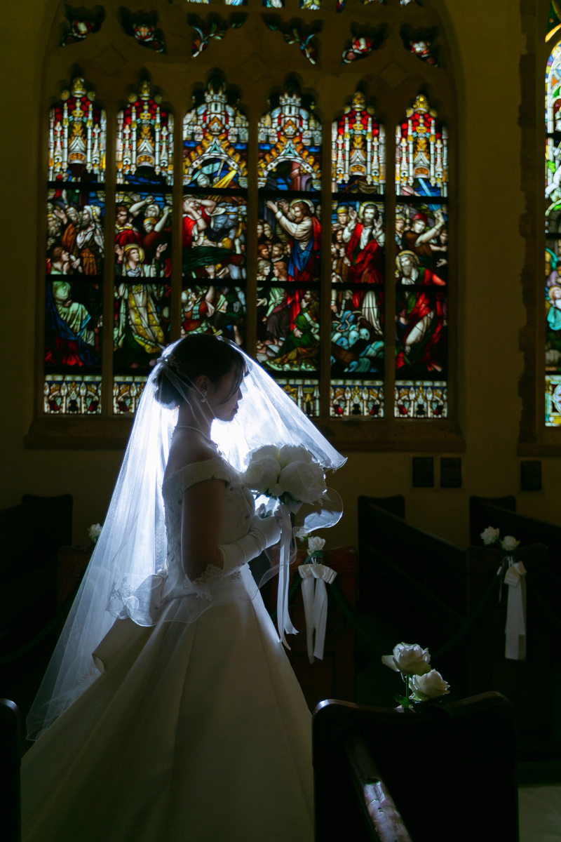 ステンドグラスに浮かぶシルエット