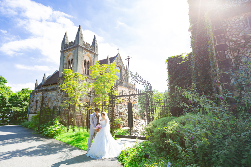 祝福の光と青空の下で