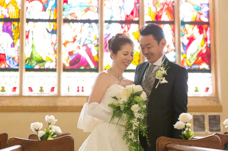 ステンドグラスの輝きを背景に