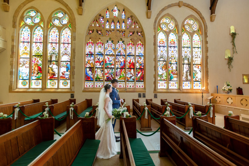 ステンドグラスの光の中で