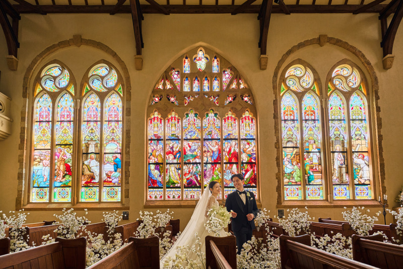 【ステンドグラス×チャペル×おふたり】
自然光で輝くステンドグラス・荘厳なチャペルの特徴を知り尽くし、煌びやかな輝きに包まれたふたりを残します。