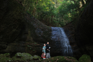 渓谷の自然の光の中で撮る和装フォト