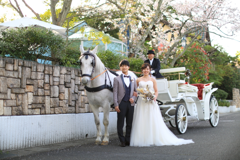 結婚式場で【白馬と馬車撮影】洋装プラン|全データ50カット|10ページアルバム|撮影60分付き|ザ・グリーンカーメル