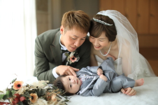 【Photorait限定◇通常金額より半額！】ファミリースタジオフォト◇お子様も一緒に撮影＜データ50カット＋お子様衣装1着付＞