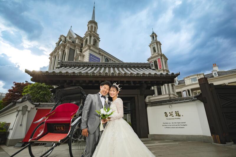 伝統建築と大聖堂を背にポーズ