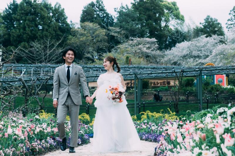 彩り豊かに咲き誇る花畑をのぞんで