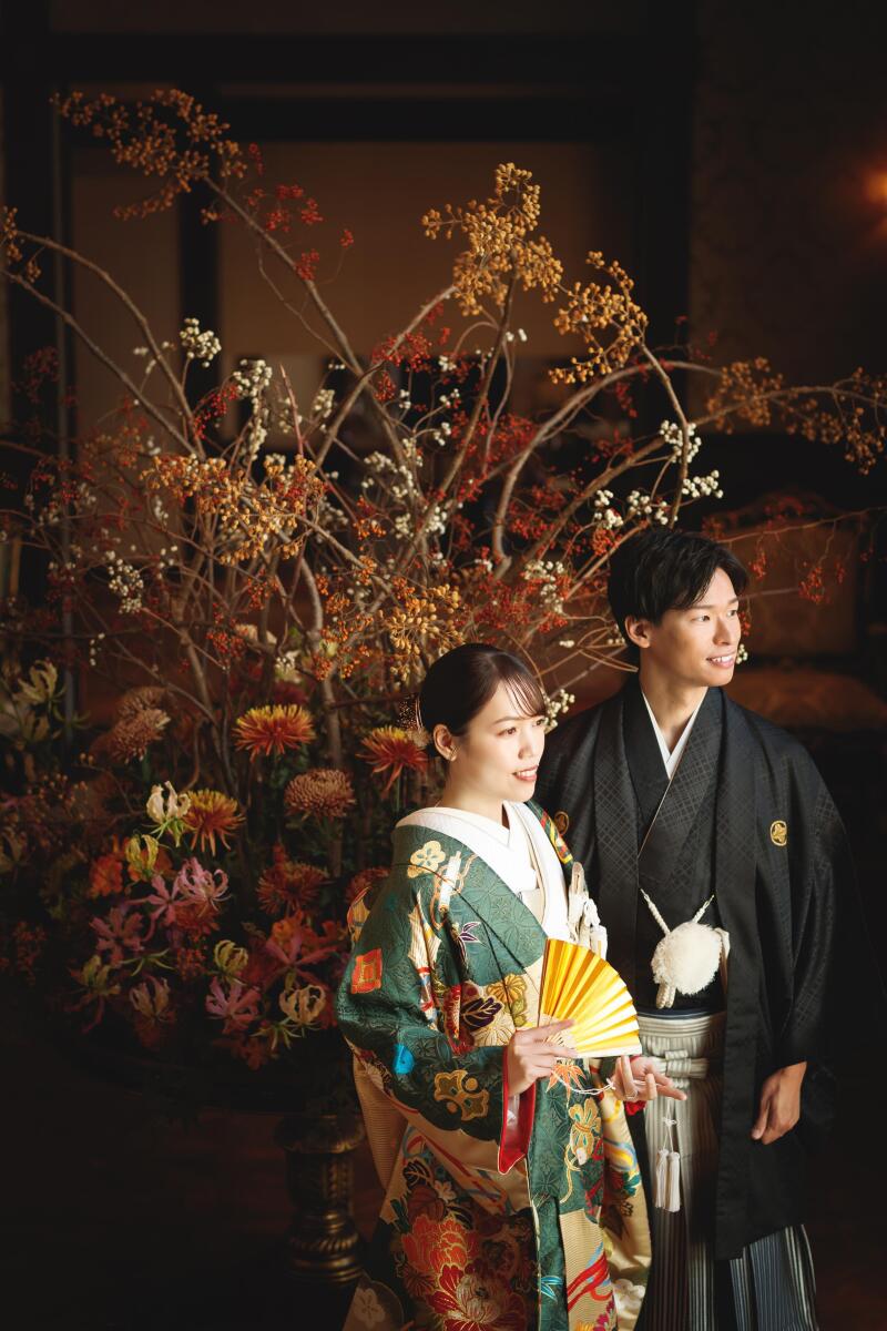 華やかな生花に包まれた和装フォト