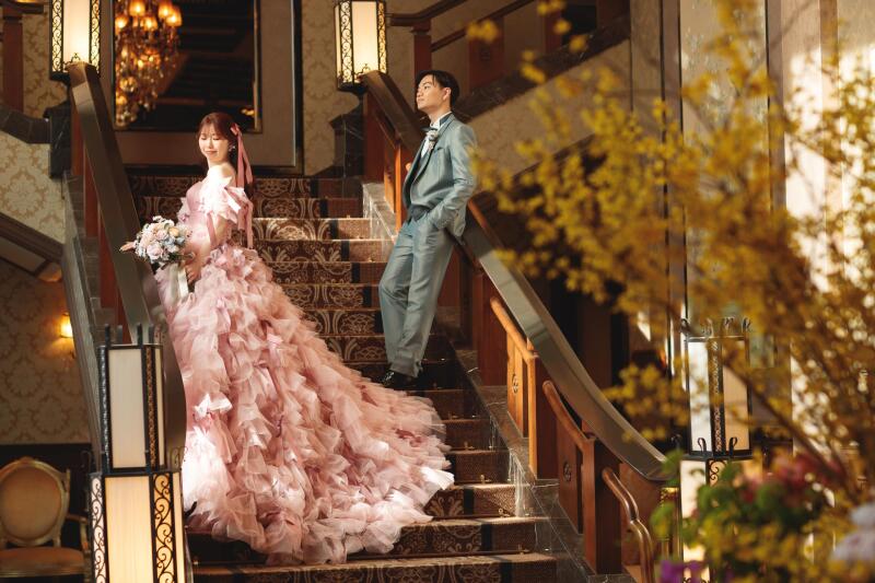 フリルが揺れるピンクのドレスでドラマティックに
