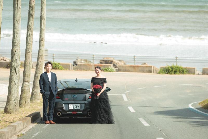 海沿いのロケーションと愛車とともに
