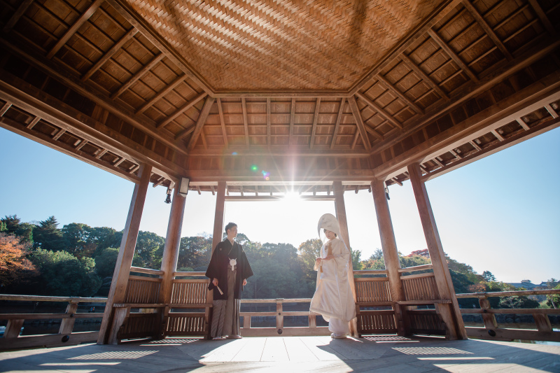 綿帽子を被り、お堂で撮影