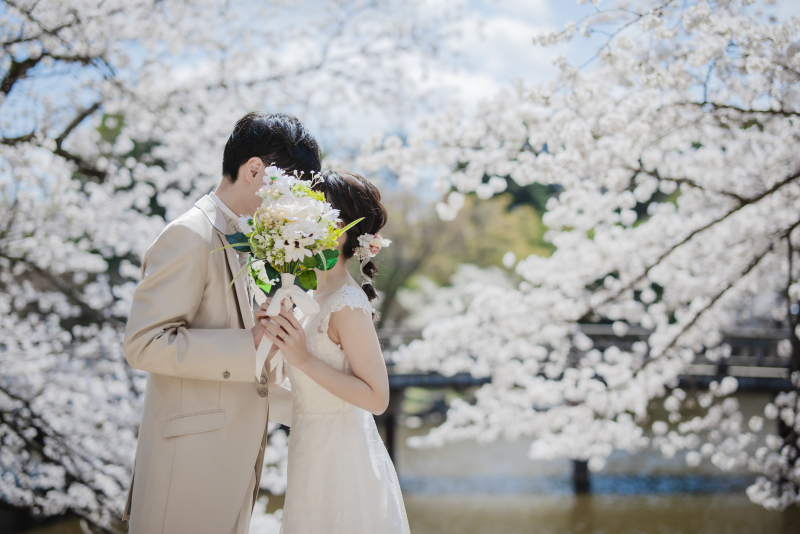 満開の桜と浮見堂をバックに